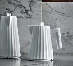 Bouilloire électrique 1L Plissé Blanche - ALESSI -DeLonghi Magasin alessi bouilloire lifestyle2 2