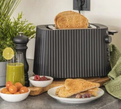 Grille-pain électrique - 2 Fentes - Noir Plissé- Alessi 6 Grille-pain électrique - 2 Fentes - Noir Plissé- Alessi -DeLonghi Magasin alessi grille pain plisse noir lifestyle