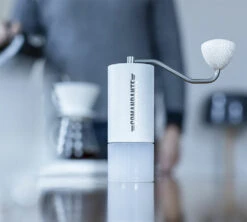 Moulin à Café Manuel COMANDANTE C40 MK4 Nitro Blade Snow White -DeLonghi Magasin comandante snow 3