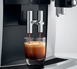 JURA S8 Moonlight Silver Smart Connect Inclus Garantie 3 Ans -DeLonghi Magasin expresso broyeur s8 moonlight silver extraction ambiance
