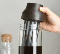 Carafe KINTO Capsule Marron Foncé 1L Pour Infusions à Froid 5 Carafe KINTO Capsule Marron Foncé 1L Pour Infusions à Froid -DeLonghi Magasin kinto capsule noire 3