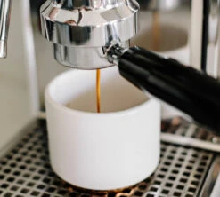 Tasse à Cappuccino - Monty Milk Art Blanc Mat 19 Cl - FELLOW -DeLonghi Magasin lifestyle2 1