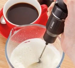 Mousseur à Lait à Piles - Judge 5 Mousseur à Lait à Piles - Judge -DeLonghi Magasin mousseur piles judge 3