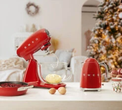 Bouilloire SMEG KLF03RDEU Rouge - 1.7L + Offre Cadeau -DeLonghi Magasin photographie bouilloire smeg rouge