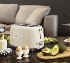 Grille-pain TSF02CREU 4 Tranches - Crème - SMEG -DeLonghi Magasin scene smeg creme