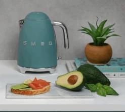 Bouilloire KLF03EGMEU 1.7 L Vert Émeraude - SMEG 13 Bouilloire KLF03EGMEU 1.7 L Vert Émeraude - SMEG -DeLonghi Magasin smeg bouilloire emraude lifestyle 2 1
