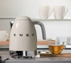 Bouilloire KLF04CREU Température Réglable Crème 1,7 L + Offre Cadeau - SMEG -DeLonghi Magasin smeg creme bouilloire