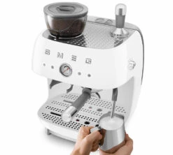 Machine Expresso SMEG EGF03WHEU Blanche Années 50 Avec Moulin Intégré 7 Machine Expresso SMEG EGF03WHEU Blanche Années 50 Avec Moulin Intégré -DeLonghi Magasin smeg egf03 blanche 3