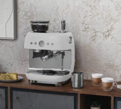 Machine Expresso SMEG EGF03WHEU Blanche Années 50 Avec Moulin Intégré 9 Machine Expresso SMEG EGF03WHEU Blanche Années 50 Avec Moulin Intégré -DeLonghi Magasin smeg egf03 blanche 5