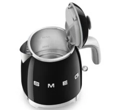 Mini Bouilloire KLF05BLEU 0,8 L - Noir + Offre Cadeau - SMEG -DeLonghi Magasin smeg minib noir 6
