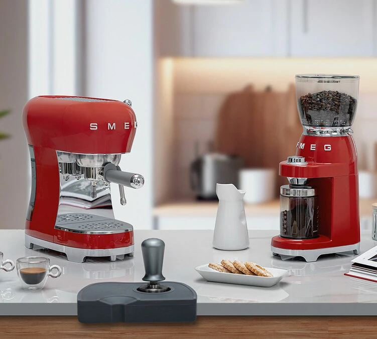 Set Petit-Déjeuner Machine Expresso ECF01RDEU Et Moulin à Café CGF01RDEU Rouge - SMEG 2 Set Petit-Déjeuner Machine Expresso ECF01RDEU Et Moulin à Café CGF01RDEU Rouge - SMEG – Image 2