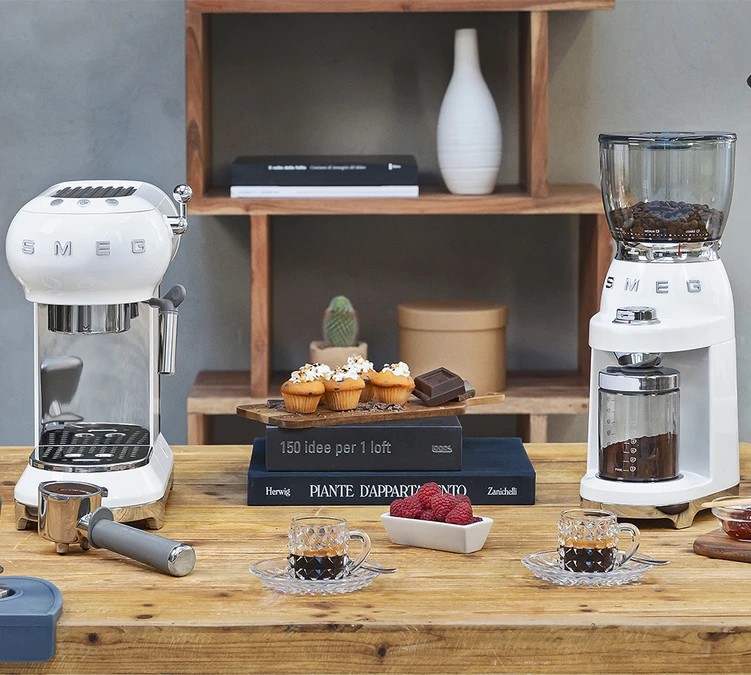 Set Petit-Déjeuner Machine Expresso ECF01WHEU Et Moulin à Café CGF01WHEU Blanc- SMEG 3 Set Petit-Déjeuner Machine Expresso ECF01WHEU Et Moulin à Café CGF01WHEU Blanc- SMEG – Image 3